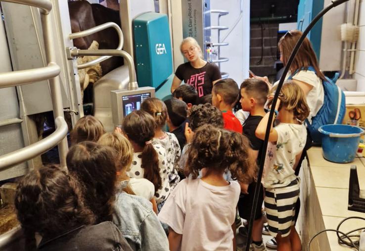 Une cinquantaine d'élève du Loiret ont visité une exploitation laitière à Dry. 