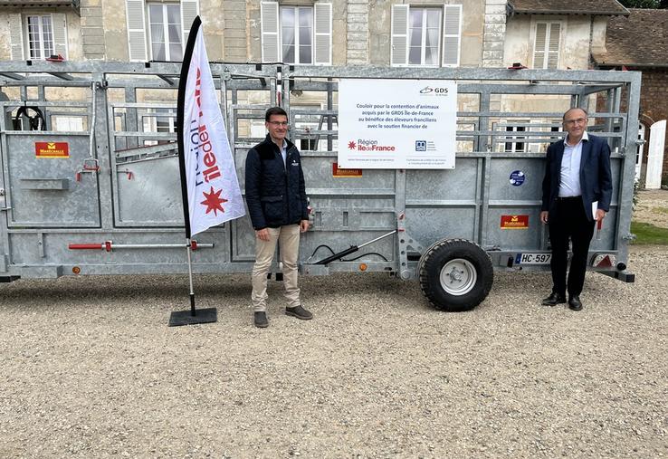 Sébastien Dromigny, conseiller régional et délégué spécial à la marque Produit en Île-de-France, au bio et aux circuits courts, ainsi qu'Olivier Hue, président de la MSA, étaient présents pour l'inauguration des couloirs de contention.
