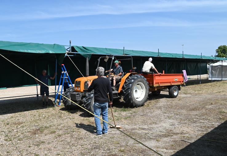 Mardi 10 juin, à Blois. Le chantier de montage des stands du comice, qui aura lieu les 14 et 15 juin, a commencé le 2 juin sur les six hectares du Parc des expositions grâce à une centaine de bénévoles.