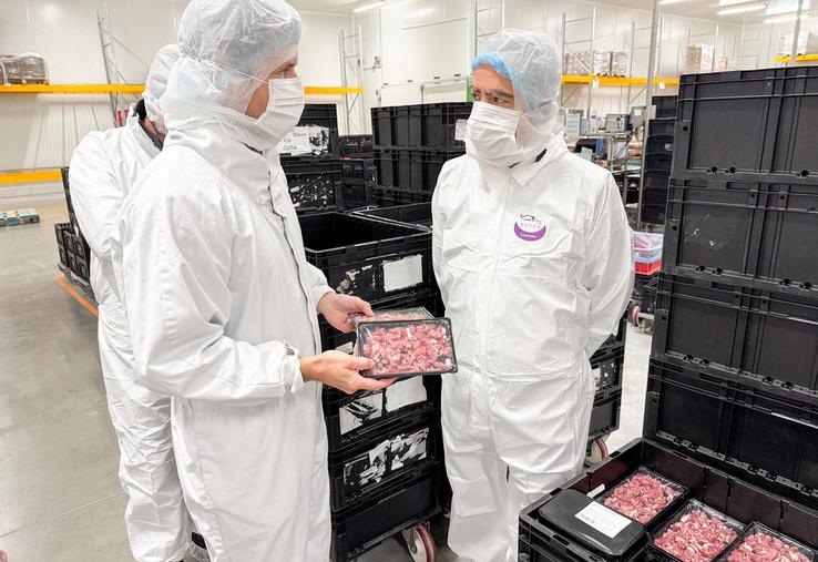 Vendredi 6 juin, à La Bazoche-Gouet. L'hygiène est une priorité pour Laurent Guglielmi (à g.), le directeur de la charcuterie du Haut-Bois, le préfet, Hervé Jonathan (à d.), a dû enfiler les équipements adéquats.