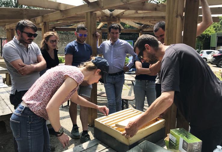 Julien Vicaire, apiculteur, et Candice Laroche, animatrice de l’Ada, ont partagé avec passion les enjeux de l’apiculture.