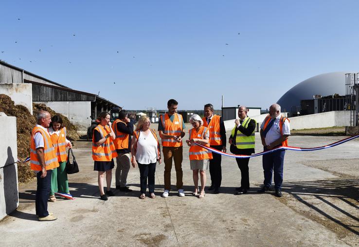Jeudi 19 juin, à Thiverval-Grignon (Yvelines). Le méthaniseur de la ferme expérimentale de Grignon a été inauguré en présence d'Etienne Verrier, directeur général adjoint d’AgroParisTech (1er à d.), Frédéric Rose, préfet des Yvelines (2e à d.), Valérie Lacroute, vice-présidente de la Région Île-de-France chargée de l’agriculture et de l’alimentation (4e à d.), ou encore de Quentin Bulcke, directeur de la ferme expérimentale (au c.).