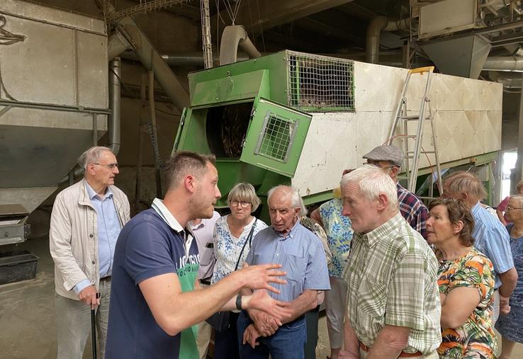 Les anciens exploitants ont porté un vif intérêt à la visite de Planète chanvre et à cette culture en plein développement dans le département.
