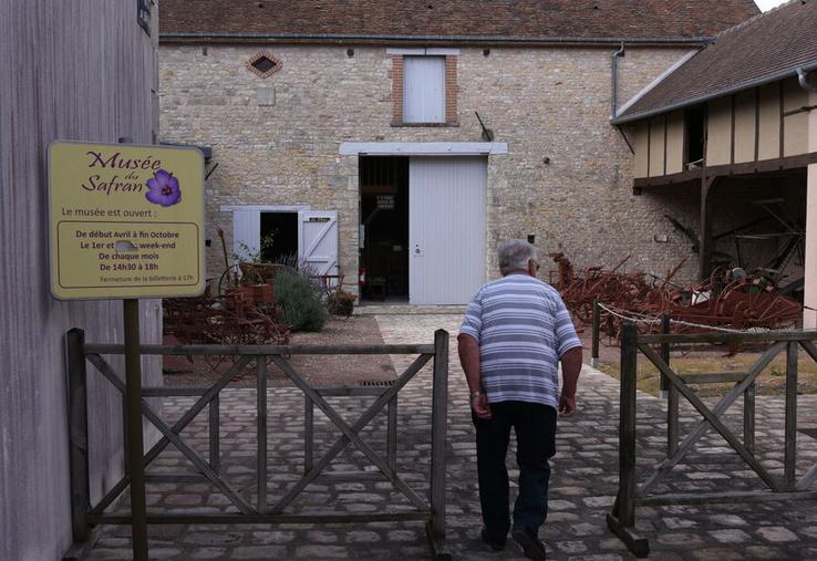 Jean-Jacques Rousseau, guide passionné, cultive et récolte lui-même du safran sur place. Les visiteurs peuvent découvrir la floraison entre la fin septembre et la fin octobre.