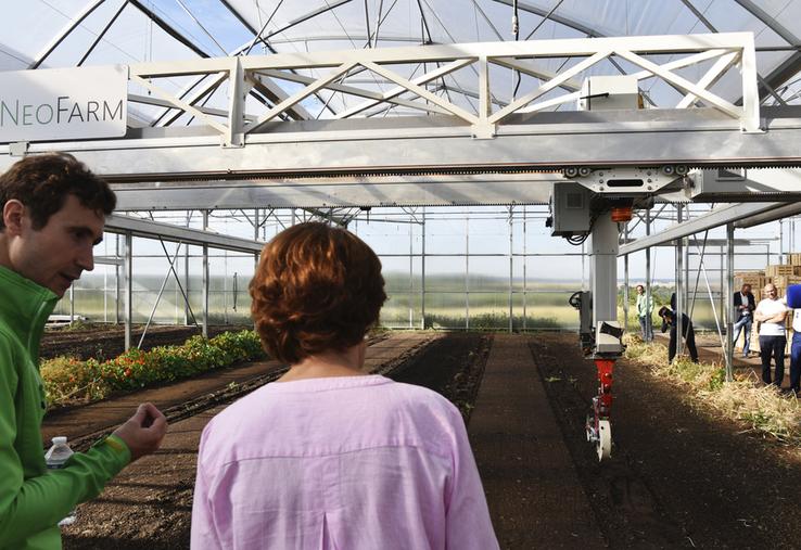 Lundi 30 juin, à Saint-Nom-la-Bretèche (Yvelines). Le robot de NeoFarm sème les graines en rang.