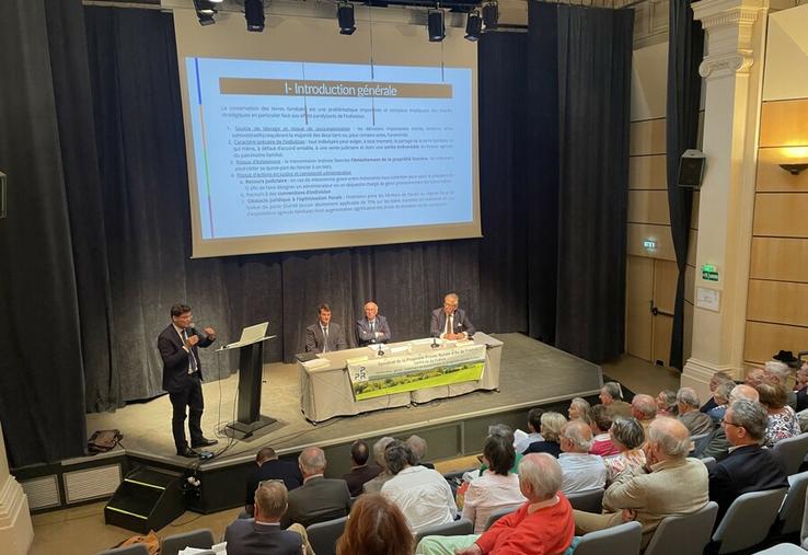 Jeudi 5 juin, à Paris. Lors de l'assemblée générale du SIPPR, plusieurs intervenants (de g. à d. sur l'estrade : Pierre-Henri Juillard, Geoffroy de Thieulloy, Francis Chéreau et Pierre de Waziers) ont débattu sur pourquoi et comment conserver ses terres agricoles.