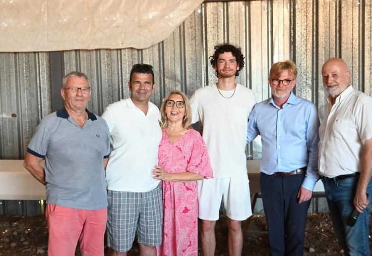 Samedi 28 juin, à Vallières-les-Grandes. Stéphane Turbeaux (2e à g.) accompagné de sa famille lors de sa remise de la médaille d'officier du Mérite agricole par Marc Fesneau (2e à d.).