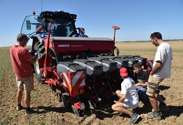 Jeudi 7 août, à Blandy (Essonne). La FRCuma Île-de-France a organisé une démonstration de semoirs monograines.