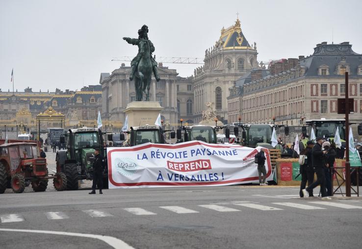 Une action symbolique a eu lieu devant le château de Versailles ce vendredi 26 septembre pour sonner le retour de la révolte paysanne.