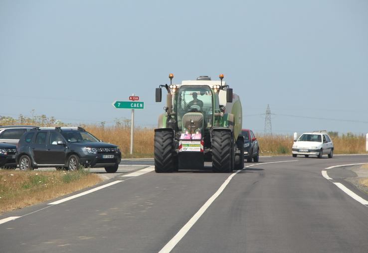 Le Code de la route fixe des règles de gabarit pour tout type de véhicule ou ensemble routier, avec des spécificités pour les engins et convois agricoles circulant dans leur département d’activité ou limitrophe. 