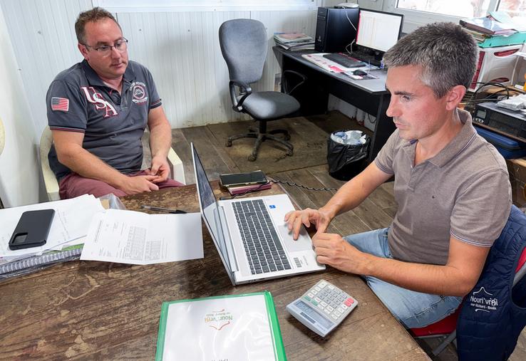 Une bonne part du travail d'Alexandre Lacour (à d.) s'effectue dans le bureau des éleveurs comme Olivier Guérin.