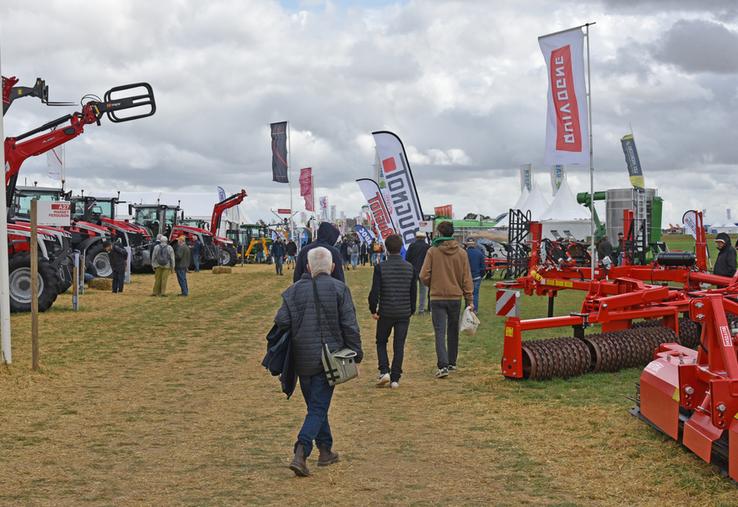 Agriculteurs, étudiants et curieux sont venus nombreux arpenter le salon pour assister aux démonstrations en plein champ, découvrir les dernières innovations et échanger directement avec les constructeurs et fournisseurs présents.