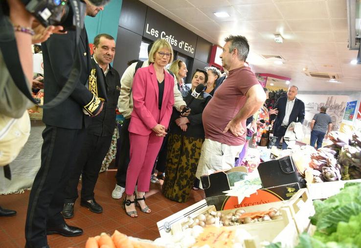 Jeudi 4 septembre, à Orléans. La ministre s’est longuement attardée sur l’étal d’un primeur, échangeant avec les commerçants sur l’origine et la valorisation des produits locaux.