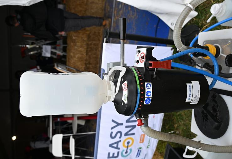 Mis au point conjointement par les firmes phytosanitaires et les constructeurs, le système de transfert fermé Easyconnect devrait se généraliser progressivement. 