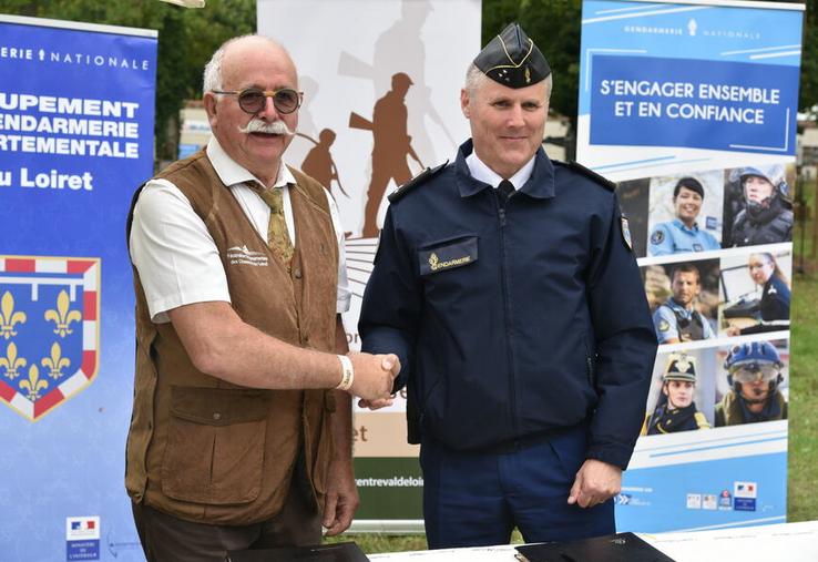 Samedi 13 septembre, à Sully-sur-Loire. Alain Machenin, président de la Fédération des chasseurs du Loiret, et le général de division Samuel Machac ont signé la nouvelle convention lors de la Fête de la Sange.