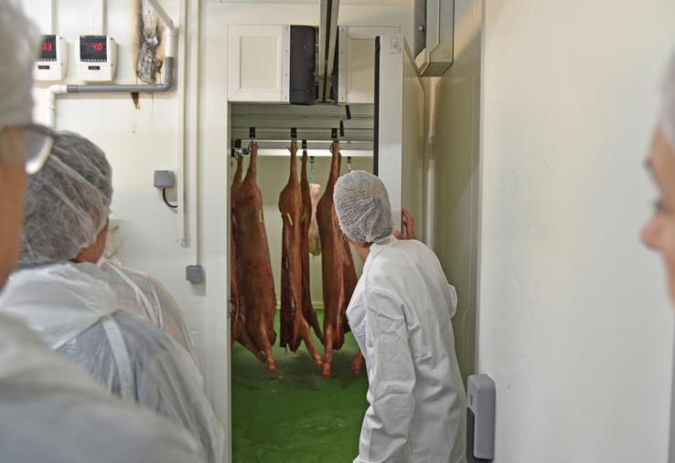 Plusieurs chambres froides permettent de stocker la viande avant la découpe.