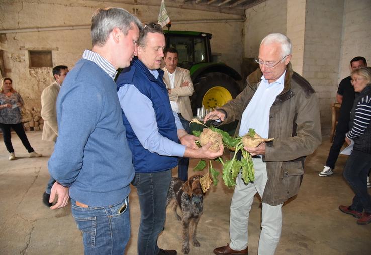 L'hôte du jour, Gauthier Charle, et le secrétaire général de la FDSEA 77, Pascal Verrièle, présentent deux betteraves, dont une atteinte de jaunisse, au préfet.  