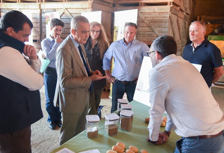 Mercredi 17 septembre, à Épeautrolles. Les représentants des filières semences et plants en ont expliqué les tenants et aboutissants au préfet, Hervé Jonathan (au c.).