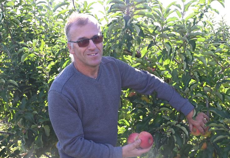 André Cellier, arboriculteur du côté de Mont-près-Chambord, connaît en ce moment une récolte bien plus mauvaise que celle de l'année précédente, en partie à cause des aléas climatiques.