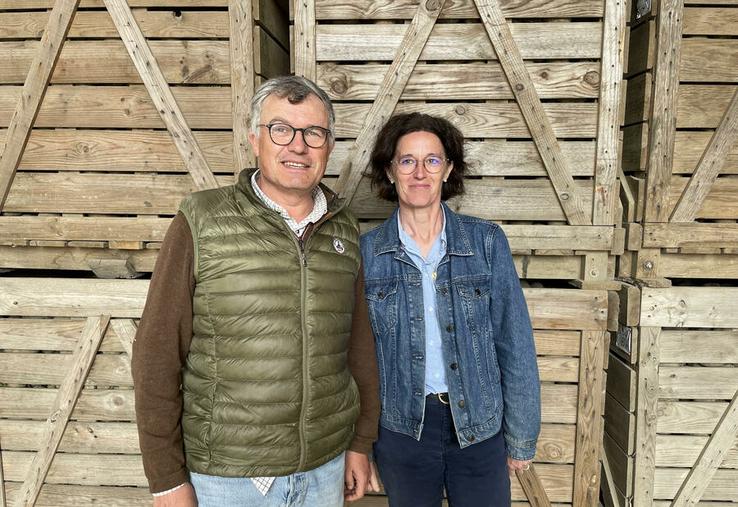 Damien Renard, ici avec son épouse Nathalie, exploite 140 hectares avec une forte proportion de cultures industrielles : pommes de terre, oignons et betteraves rouges.