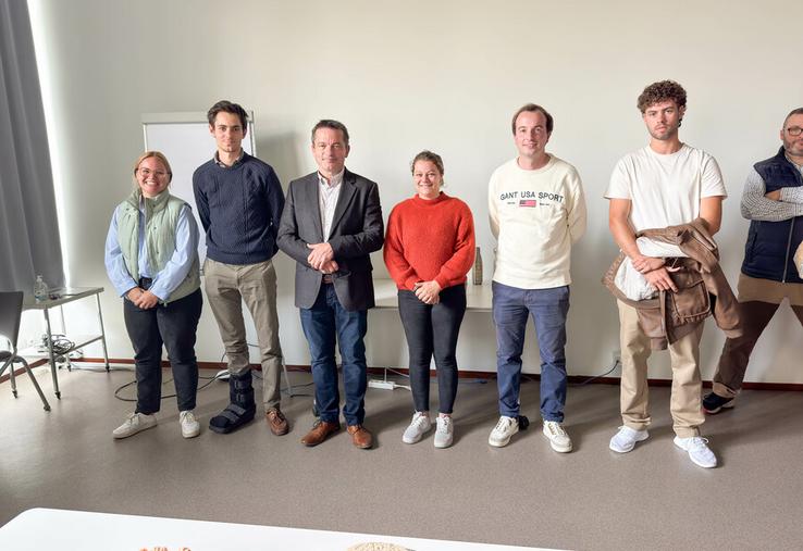 Lundi 22 septembre, à Chartres. Cinq jeunes installés ont reçu des mains du président de la Safer du Centre, Laurent Delorme (3e à g.), 5 000 euros de son Fonds d'aide à l'installation.