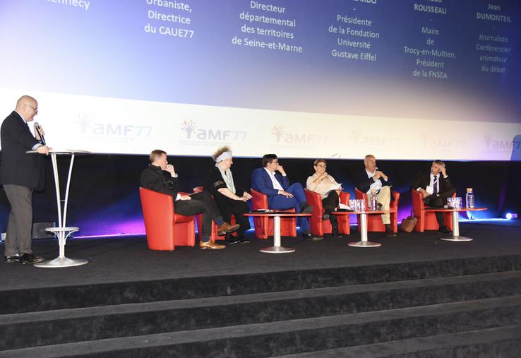 Dammarie-les-Lys, vendredi 26 septembre. Une des deux tables rondes du Congrès des maires était consacrée à la sobriété foncière, en présence d'Arnaud Rousseau.