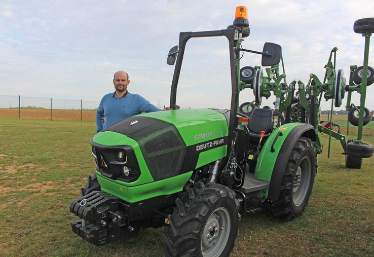 Henri Taveau, concessionnaire Deutz-Fahr dans l’Oise, présente le 5.080 DF, tracteur arceaux de 80 chevaux qui a toute sa place dans la cour des fermes.