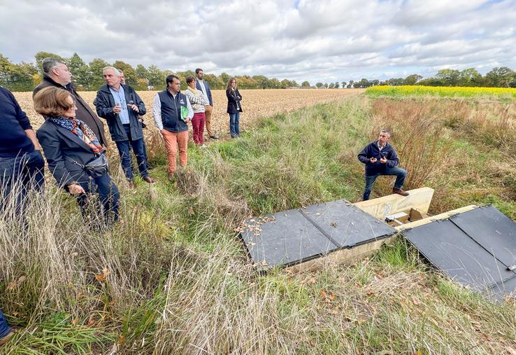 Jeudi 9 octobre, à Miermaigne. Le conseiller Chambre Sébastien Sallé (à d.) a expliqué le fonctionnement et l'utilité de la Zone tampon humide artificielle installée sur la ferme, à la délégation du Département.