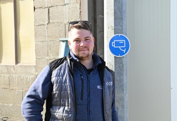 Victor Plichon, agriculteur à Mosnes (Indre-et-Loire) qui possède des parcelles en Loir-et-Cher, a installé des systèmes de vidéosurveillance dans son exploitation à la suite de cambriolages. Un équipement indispensable selon lui.