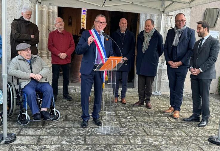 Samedi 25 octobre, à La Chapelle-sur-Aveyron. Les élus et les habitants se sont réunis autour de Raymond Landy pour saluer son geste exceptionnel en faveur de la restauration de l’église communale.