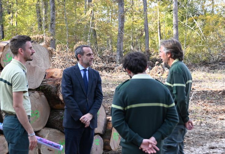 Le préfet a échangé avec le personnel de l'ONF sur les actions à venir dans les prochaines semaines.