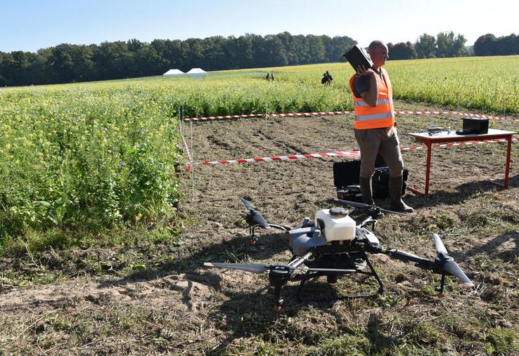 Gambais (Yvelines), mercredi 1er octobre. Guillaume Ripaux, technicien à la Ficif, a présenté le drone utilisé pour les semis à la volée.