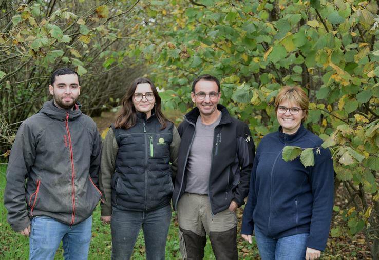 Du lait aux noisettes, Loïc et Alexandrine Chocat ont su se réinventer. Avec leurs enfants Benjamin et Pauline sur la ferme, et Antonin prêt à les rejoindre, l’histoire familiale continue de s’écrire.