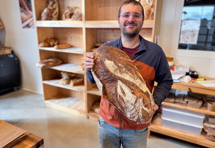 Mardi 4 novembre, à Broué. Le blé bio MHB* sélectionné par Adrien Pelletier est idéal pour fabriquer le pain au levain commercialisé dans sa boutique, La Brouette.