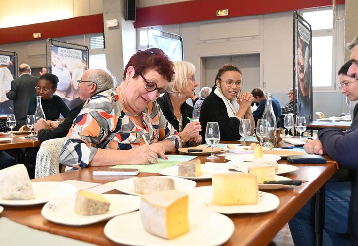 Mercredi 5 novembre, à Selles-sur-Cher. Le concours régional de fromages a rassemblé 125 membres de jury venus départager les différents produits présentés dans 28 catégories.