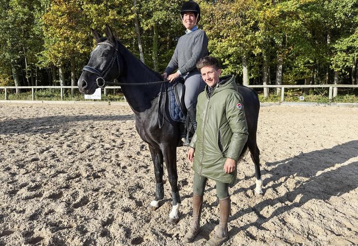Porté par Manon Lipchitz (en selle) et Clémence Lesage, le centre équestre des Vieilles Ventes se classe 4e en dressage au niveau national.