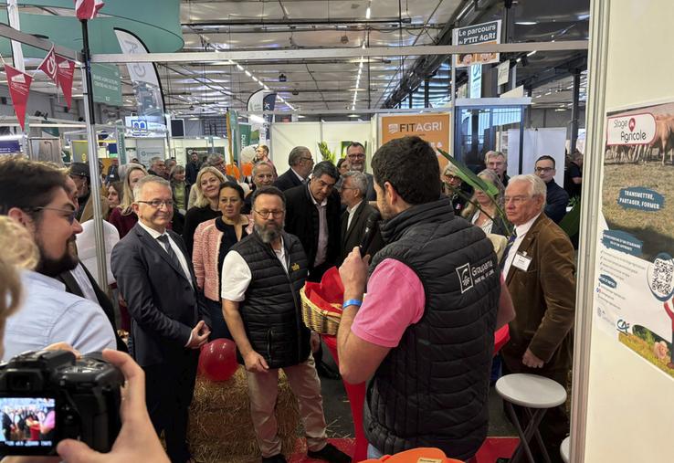 Visite inaugurale sur le stand de JA CVL par François Bonneau, président du conseil régional, et Maxime Buizard Blondeau, président de la chambre régionale d'Agriculture.