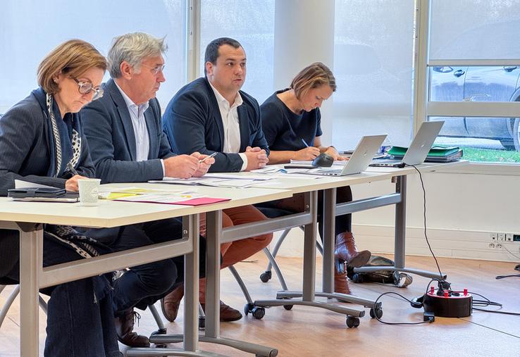 Lundi 17 novembre, à Chartres. Éric Brault (2e à g.) et Yohann Serreau coprésident la Scic sur le champ ! qui se bat pour sa pérennité avec le soutien du Département et de la député Christelle Minard (à g.).