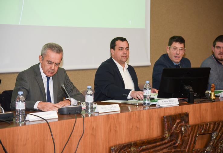 Lundi 24 novembre, à Chartres. Le président de la chambre d'Agriculture, Yohann Serreau (à d.), a détaillé en session, et pour le préfet Hervé Jonathan, les éléments qui alimentent la crise agricole.