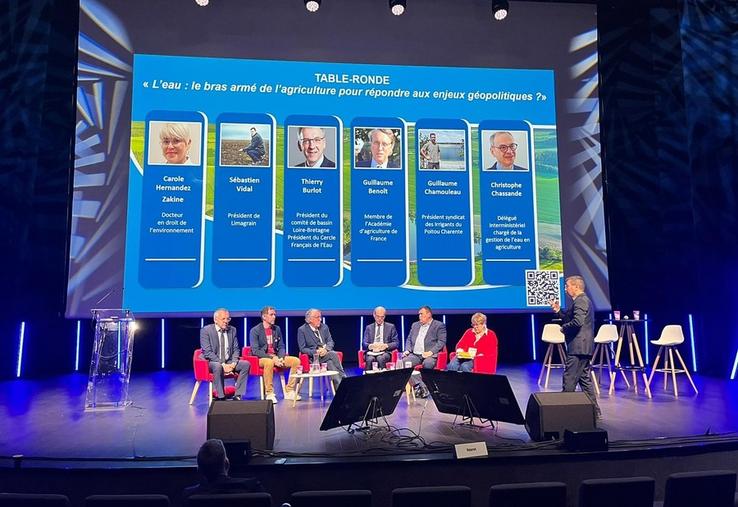 Mercredi 19 novembre, à Orléans. La table ronde consacrée à la gestion de l’eau a réuni plusieurs intervenants, dont Carole Hernandez Zakine, docteure en droit de l’environnement, aux côtés de représentants du monde agricole et de l’eau, venus échanger sur les enjeux hydriques et géopolitiques.