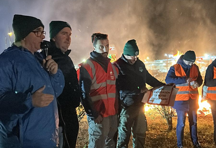 Jeudi 20 novembre, à Pithiviers. Dorian Sagot, président de JA 45, Sébastien Méry et Éric Delorme, respectivement président et secrétaire général de la FNSEA 45, ont encadré la mobilisation.