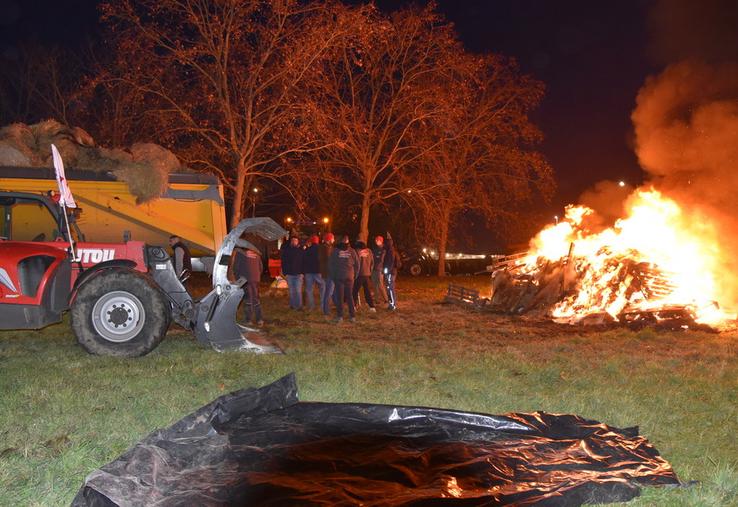 Lundi 25 novembre, à Limay (Yvelines). Les Jeunes agriculteurs des cantons de Mantes et de Houdan se sont réunis sur un rond-point fréquenté pour faire entendre leurs revendications.