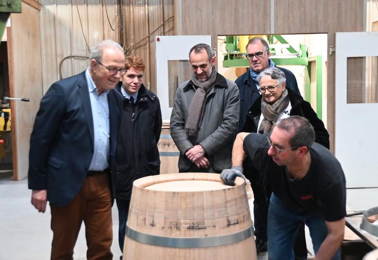 Jeudi 13 novembre, à Mont-près-Chambord. Le préfet de Loir-et-Cher, Joseph Zimet, a visité la Tonnellerie du Val de Loire.