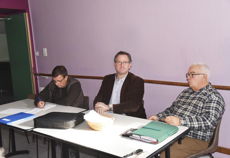 Everly, mercredi 5 novembre. Benoit Gommet (au c.) succède à Marc Beatrix à la présidence des Populiculteurs d'Île-de-France.