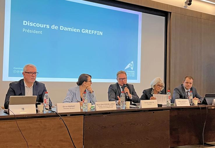 Paris, jeudi 27 novembre. Tribune officielle, avec de g. à d. : le directeur de la Chambre, Olivier Barnay, la préfète, Marie Gautier-Meilleray, le président de la Chambre, Damien Greffin, la vice-présidente de la Région, Valérie Lacroute, et le premier vice-président de la Chambre, Guillaume Lefort. 