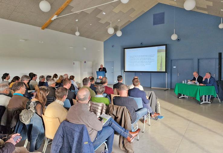 Mardi 9 décembre, à Boisseaux. La salle polyvalente de la commune affichait complet pour l’assemblée générale de la coopérative.