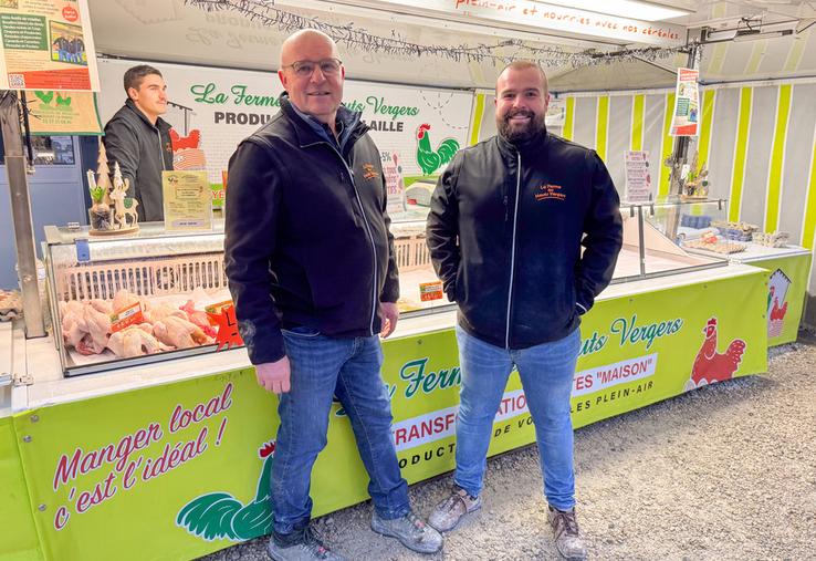 Dimanche 7 décembre, à Nogent-le-Phaye. Le traditionnel marché fermier de la Ferme des Hauts Vergers est un moment important pour la famille Perrault (ici Philippe et Baptiste, de g. à d.), juste avant les fêtes.