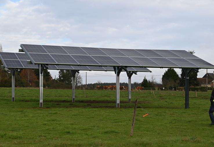 Mardi 25 novembre, à Saint-Hilaire-la-Gravelle. Le groupe Le Triangle a organisé une visite de son prototype d'ombrières agrivoltaïques.
