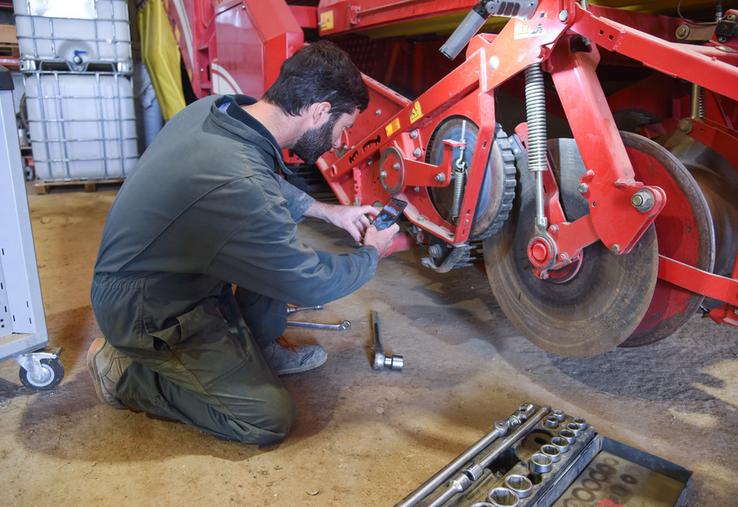 Tout l'entretien effectué sur les machines agricoles s'enregistre sur l'application Koncéo, développée par Charles-Édouard Lhopiteau, pour ne rien oublier.