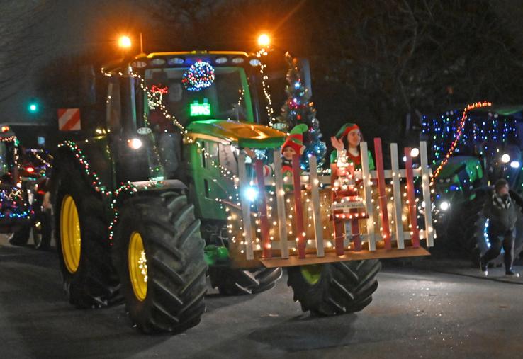 Cette année encore, les agriculteurs ont décoré leurs tracteurs et ont défilé dans les rues de Vendôme. La vingtaine de tracteurs illuminés ont fait le bonheur des spectateurs. 